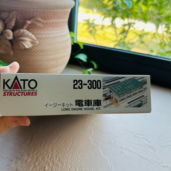 Kato 23-300 N Scale Long Engine House model railroad building kit - Picture 10 of 10